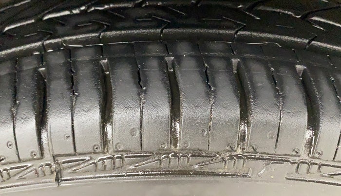 2013 Maruti Swift VXI, Petrol, Manual, 95,051 km, Right Front Tyre Tread