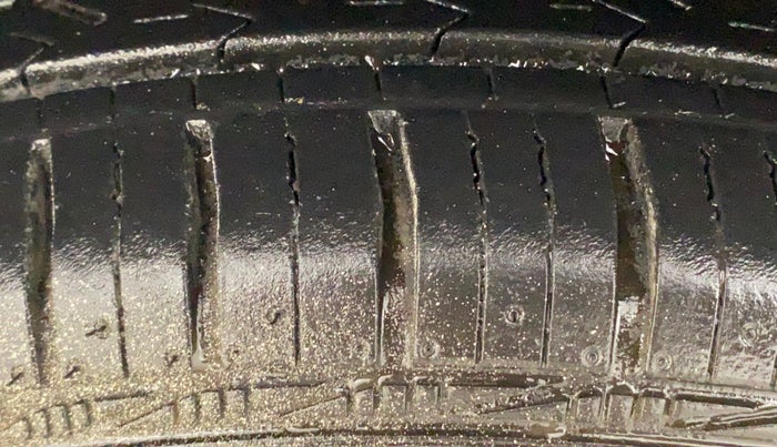 2013 Maruti Swift VXI, Petrol, Manual, 95,051 km, Left Front Tyre Tread