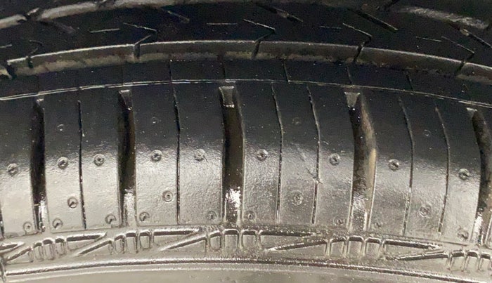 2013 Maruti Swift VXI, Petrol, Manual, 95,051 km, Right Rear Tyre Tread