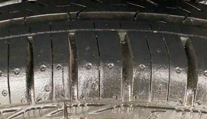 2013 Maruti Swift VXI, Petrol, Manual, 95,051 km, Left Rear Tyre Tread