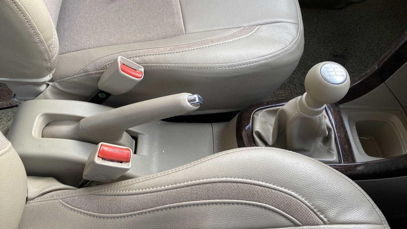 2015 Maruti Swift Dzire ZXI, Petrol, Manual, 37,430 km, Gear Lever