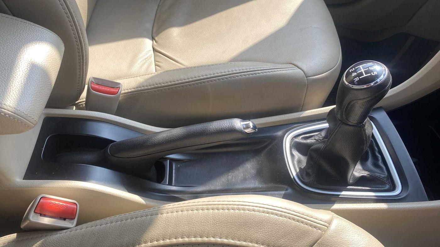 2018 Maruti Ciaz ALPHA 1.5 SHVS PETROL, Petrol, Manual, 15,793 km, Gear Lever