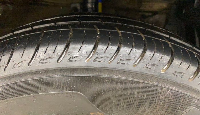 2018 Maruti Ertiga VXI, Petrol, Manual, 76,184 km, Right Front Tyre Tread
