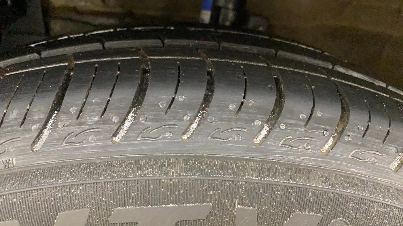 2018 Maruti Ertiga VXI, Petrol, Manual, 76,184 km, Left Front Tyre Tread