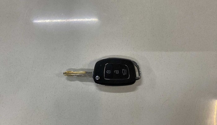 2020 Hyundai AURA S 1.2, Petrol, Manual, 22,228 km, Key Close Up