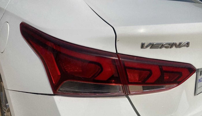 2019 Hyundai Verna 1.6 VTVT SX, Petrol, Manual, 26,288 km, Left tail light - Minor scratches