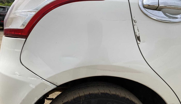 2014 Maruti Swift VXI, CNG, Manual, 90,886 km, Right running board - Slightly dented
