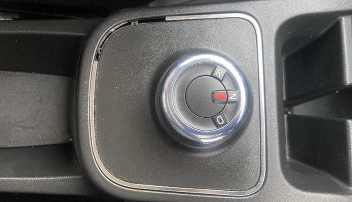 2021 Renault Kwid RXT 1.0 AMT (O), Petrol, Automatic, 5,567 km, Gear lever - Boot Cover minor damage