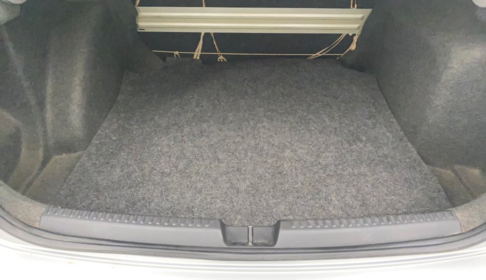 2011 Volkswagen Vento HIGHLINE DIESEL 1.6, Diesel, Manual, 83,897 km, Boot Inside