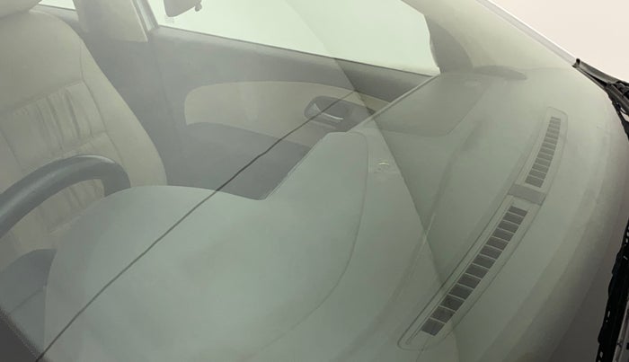2011 Volkswagen Vento HIGHLINE DIESEL 1.6, Diesel, Manual, 83,897 km, Front windshield - Minor spot on windshield