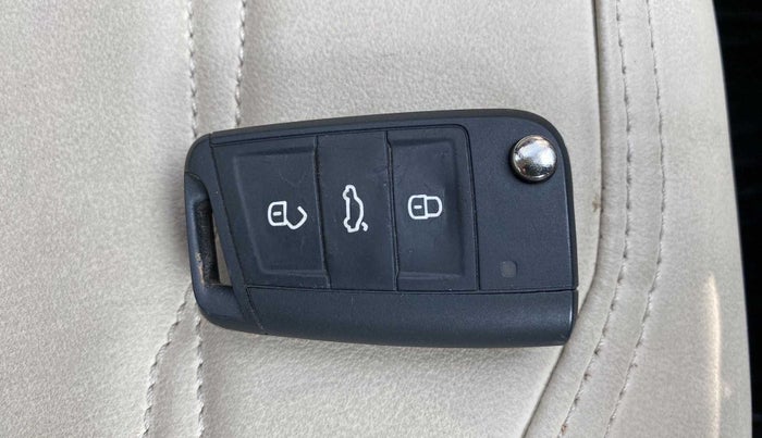 2022 Volkswagen VIRTUS HIGHLINE TSI 1.0 MT, Petrol, Manual, 24,126 km, Key Close Up
