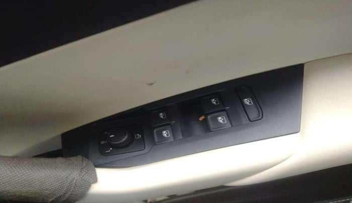 2022 Volkswagen VIRTUS HIGHLINE TSI 1.0 MT, Petrol, Manual, 24,126 km, Right front window switch / handle - Power window makes minor noise