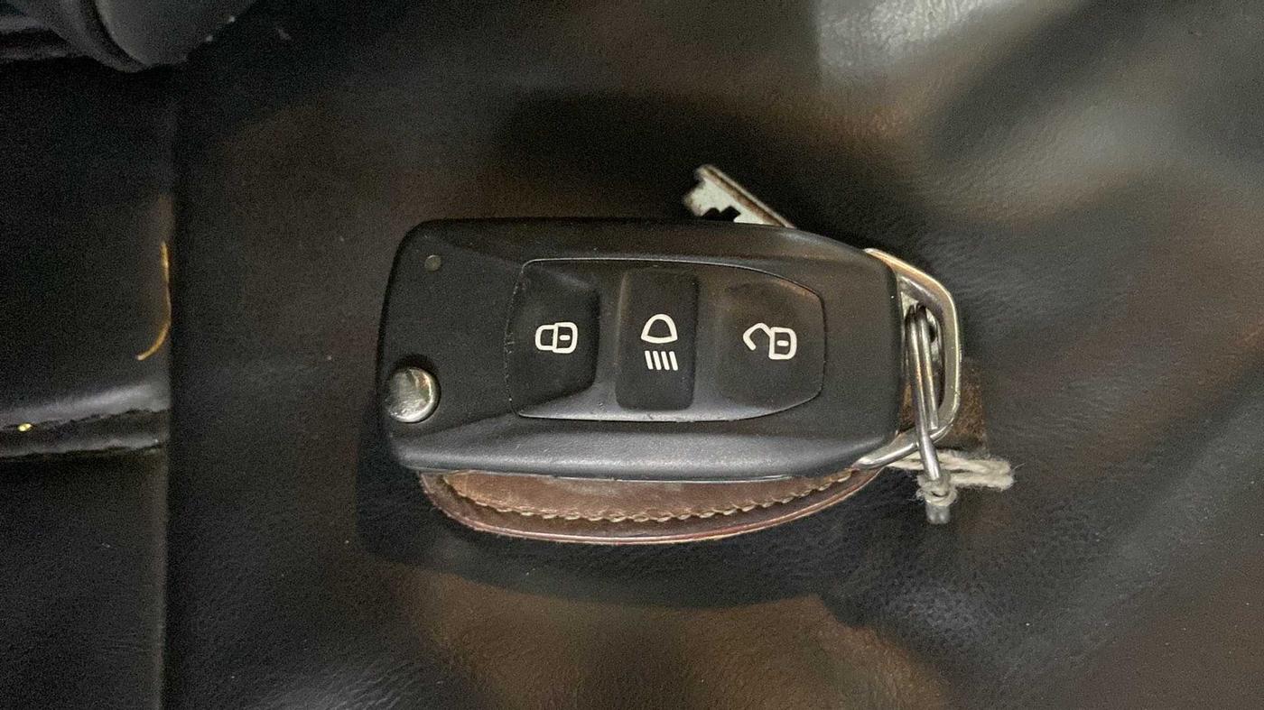 2020 Tata ALTROZ XE PETROL, Petrol, Manual, 24,424 km, Key Close Up
