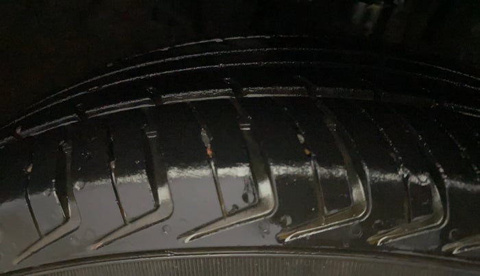 2017 Renault Kwid RXL 1.0, Petrol, Manual, 1,17,575 km, Right Front Tyre Tread