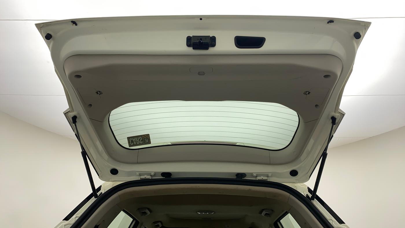 2020 Mahindra XUV300 W8 (O) 1.2 PETROL, Petrol, Manual, 33,672 km, Boot Door Open