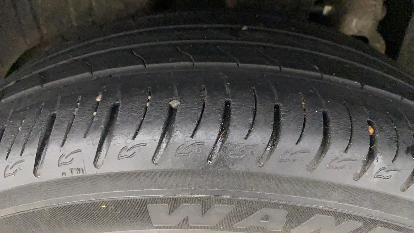 2020 Mahindra XUV300 W8 (O) 1.2 PETROL, Petrol, Manual, 33,672 km, Right Rear Tyre Tread
