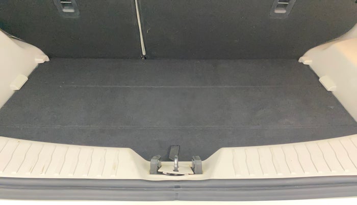 2020 Mahindra XUV300 W8 (O) 1.2 PETROL, Petrol, Manual, 33,672 km, Boot Inside