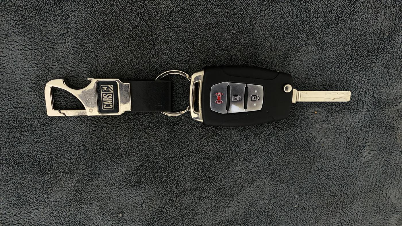 2020 Mahindra XUV300 W8 (O) 1.2 PETROL, Petrol, Manual, 33,672 km, Key Close Up