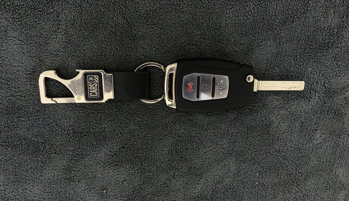 2020 Mahindra XUV300 W8 (O) 1.2 PETROL, Petrol, Manual, 33,672 km, Key Close Up