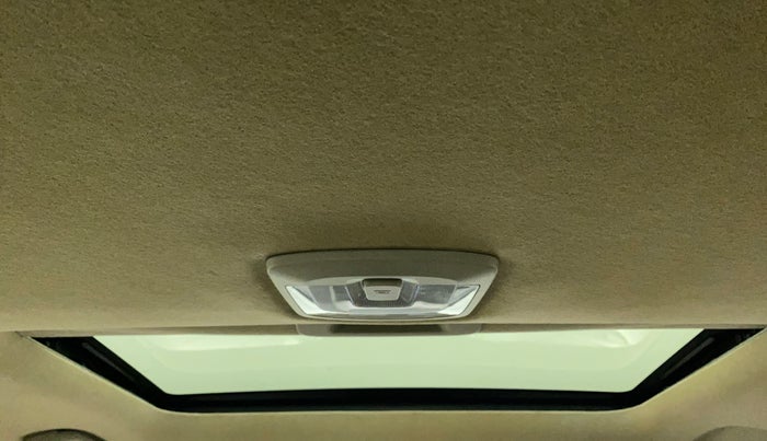 2020 Mahindra XUV300 W8 (O) 1.2 PETROL, Petrol, Manual, 33,672 km, Moonroof/ Sunroof