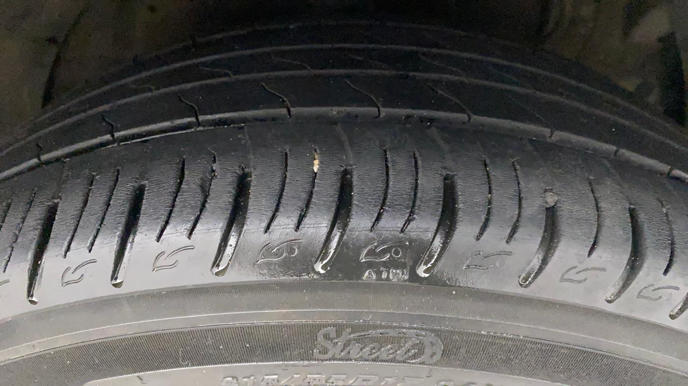 2020 Mahindra XUV300 W8 (O) 1.2 PETROL, Petrol, Manual, 33,672 km, Right Front Tyre Tread