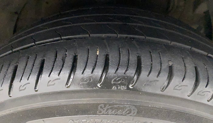 2020 Mahindra XUV300 W8 (O) 1.2 PETROL, Petrol, Manual, 33,672 km, Right Front Tyre Tread