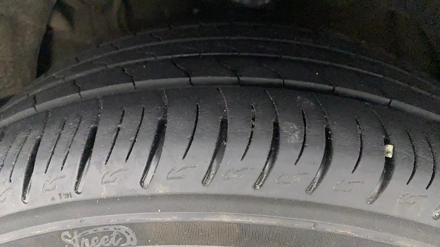 2020 Mahindra XUV300 W8 (O) 1.2 PETROL, Petrol, Manual, 33,672 km, Left Front Tyre Tread