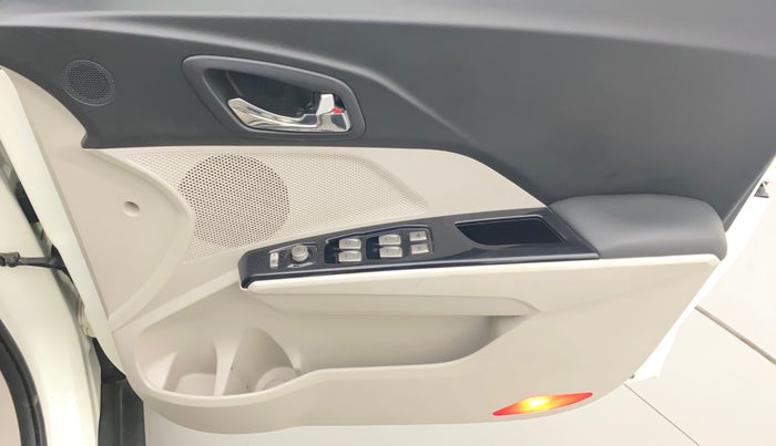 2020 Mahindra XUV300 W8 (O) 1.2 PETROL, Petrol, Manual, 33,672 km, Driver Side Door Panels Control