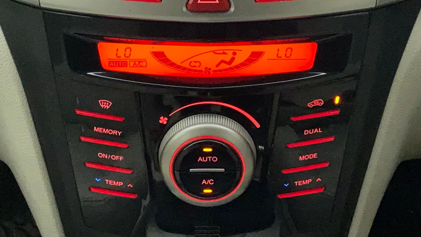 2020 Mahindra XUV300 W8 (O) 1.2 PETROL, Petrol, Manual, 33,672 km, Automatic Climate Control