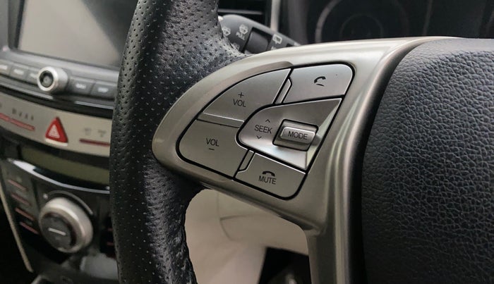 2020 Mahindra XUV300 W8 (O) 1.2 PETROL, Petrol, Manual, 33,672 km, Steering wheel - Phone control not functional
