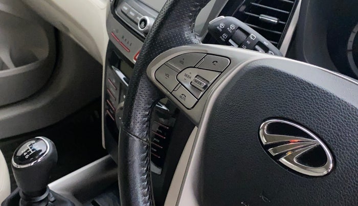 2020 Mahindra XUV300 W8 (O) 1.2 PETROL, Petrol, Manual, 33,672 km, Steering wheel - Sound system control not functional