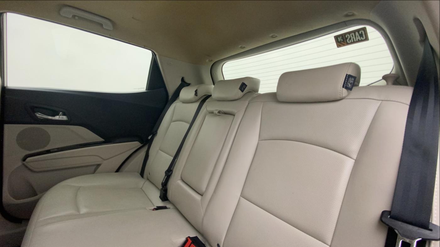 2020 Mahindra XUV300 W8 (O) 1.2 PETROL, Petrol, Manual, 33,672 km, Right Side Rear Door Cabin