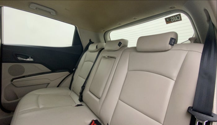 2020 Mahindra XUV300 W8 (O) 1.2 PETROL, Petrol, Manual, 33,672 km, Right Side Rear Door Cabin