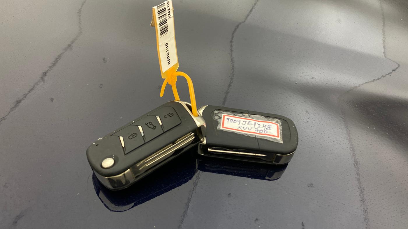 2022 Mahindra XUV700 AX 7 P AT 7 STR, Petrol, Automatic, 62,111 km, Key Close Up