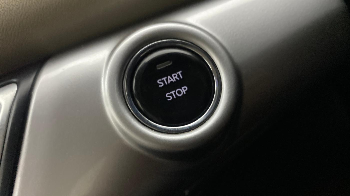2022 Mahindra XUV700 AX 7 P AT 7 STR, Petrol, Automatic, 62,111 km, Keyless Start/ Stop Button