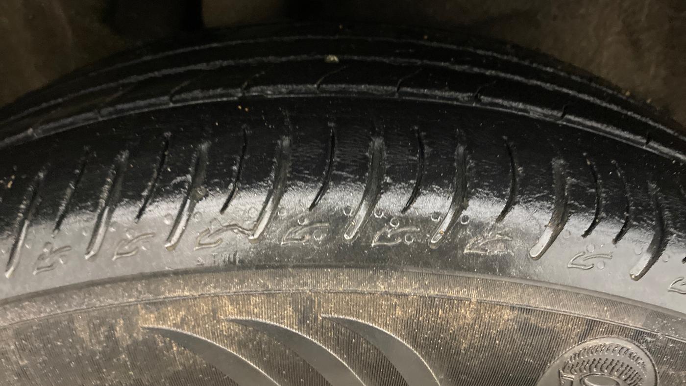 2022 Mahindra XUV700 AX 7 P AT 7 STR, Petrol, Automatic, 62,111 km, Right Rear Tyre Tread