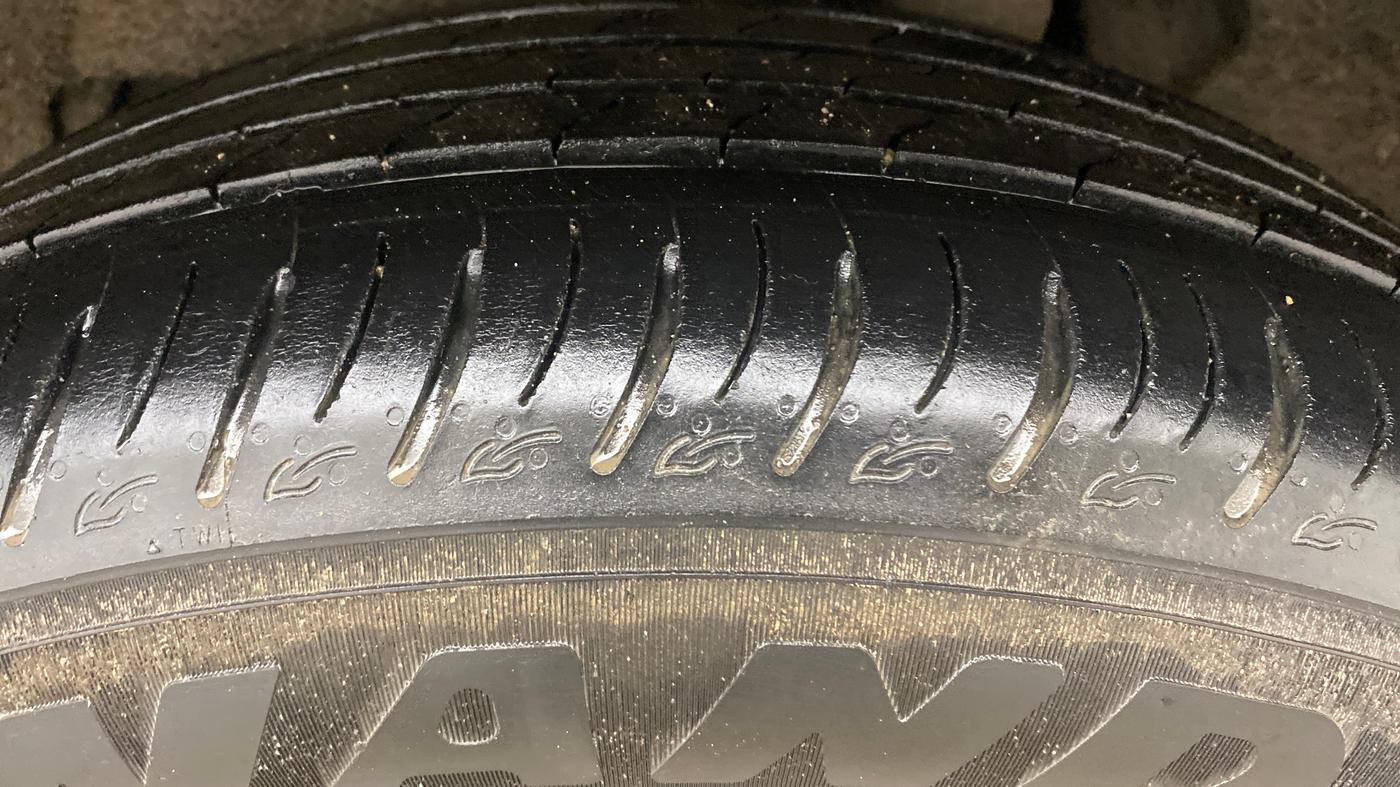 2022 Mahindra XUV700 AX 7 P AT 7 STR, Petrol, Automatic, 62,111 km, Left Rear Tyre Tread