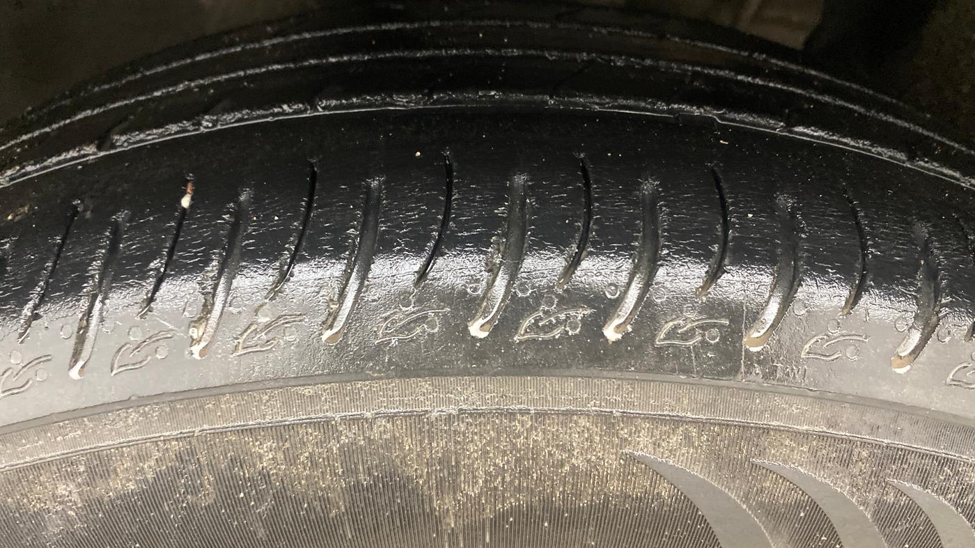 2022 Mahindra XUV700 AX 7 P AT 7 STR, Petrol, Automatic, 62,111 km, Left Front Tyre Tread