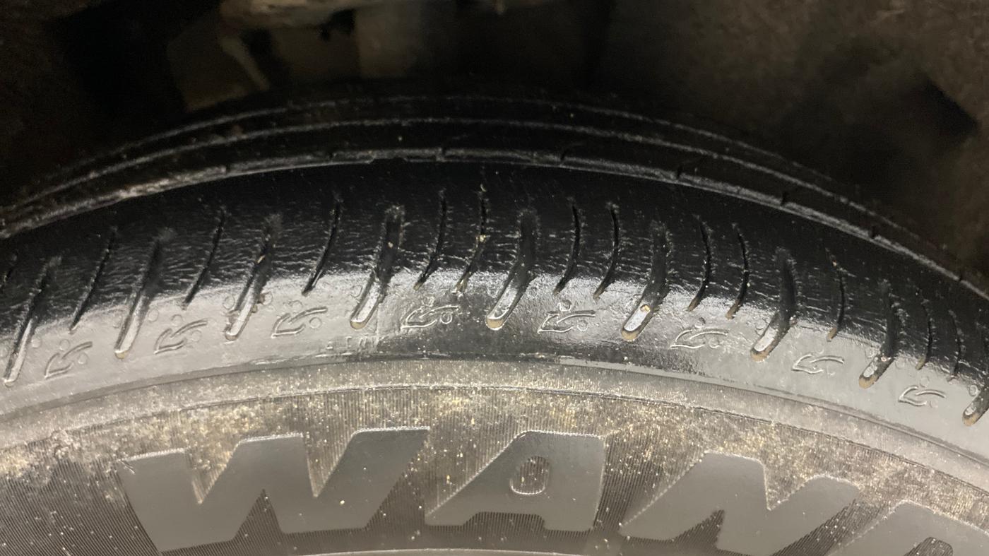 2022 Mahindra XUV700 AX 7 P AT 7 STR, Petrol, Automatic, 62,111 km, Right Front Tyre Tread