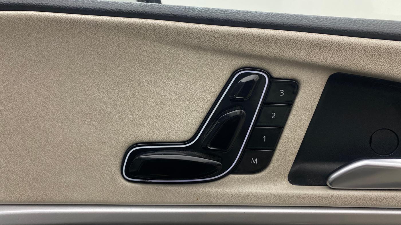 2022 Mahindra XUV700 AX 7 P AT 7 STR, Petrol, Automatic, 62,111 km, Driver Side Adjustment Panel