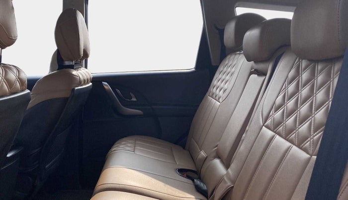 2019 Mahindra XUV500 W7, Diesel, Manual, 35,632 km, Right Side Rear Door Cabin