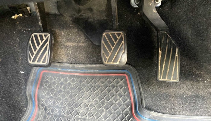 2015 Maruti Swift VXI, Petrol, Manual, 95,445 km, Pedals