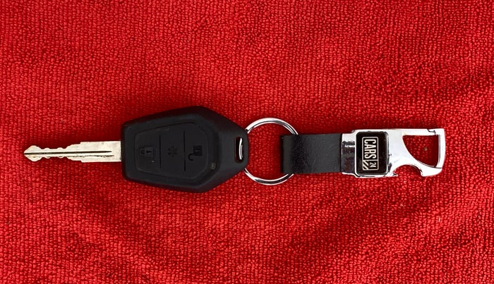 2016 Mahindra TUV300 T6 PLUS, Diesel, Manual, 76,557 km, Key Close Up