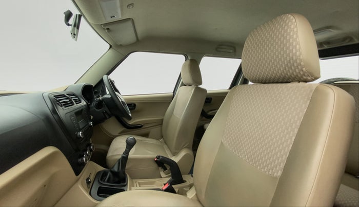 2016 Mahindra TUV300 T6 PLUS, Diesel, Manual, 76,557 km, Right Side Front Door Cabin