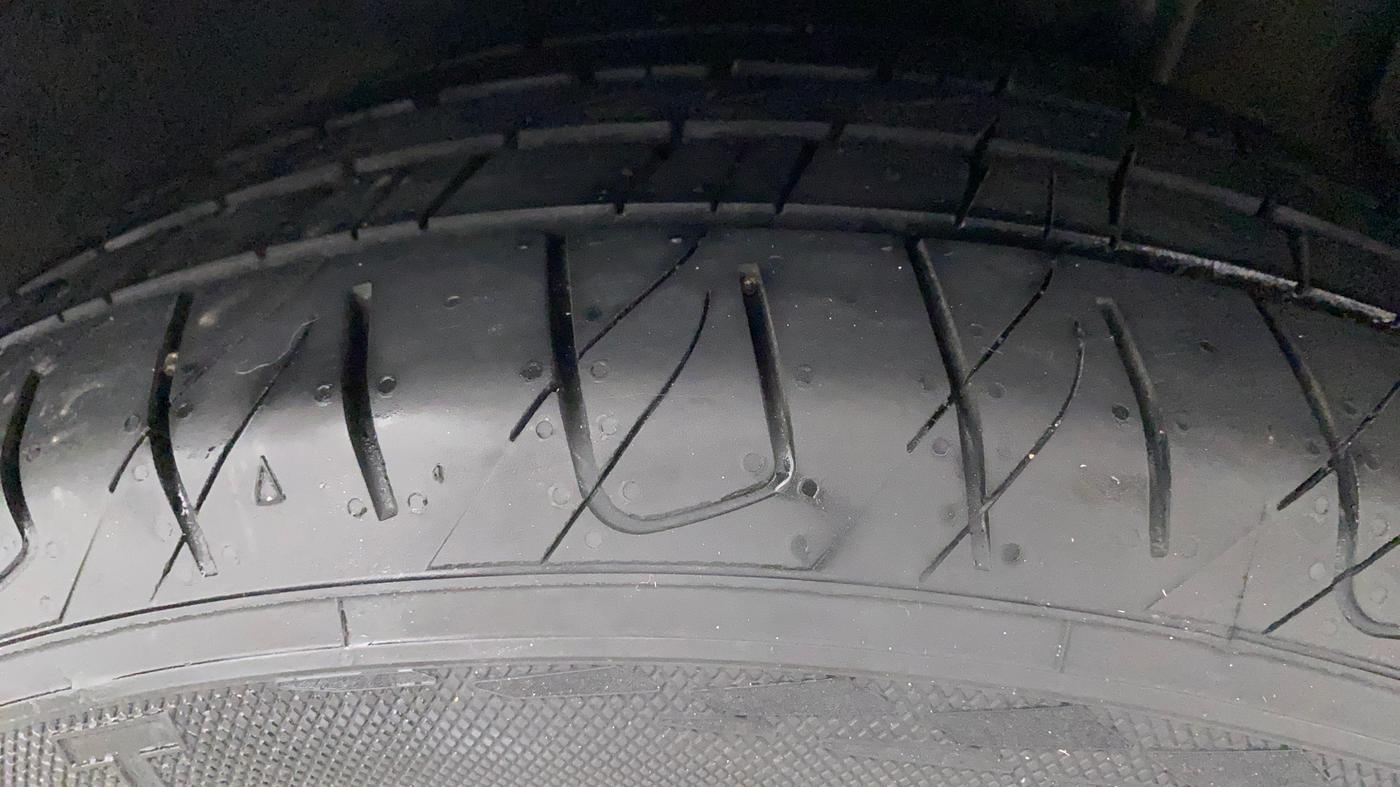 2016 Hyundai New Elantra 2.0 SX(O) AT PETROL, Petrol, Automatic, 1,21,498 km, Left Rear Tyre Tread