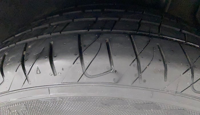 2016 Hyundai New Elantra 2.0 SX(O) AT PETROL, Petrol, Automatic, 1,21,498 km, Left Rear Tyre Tread