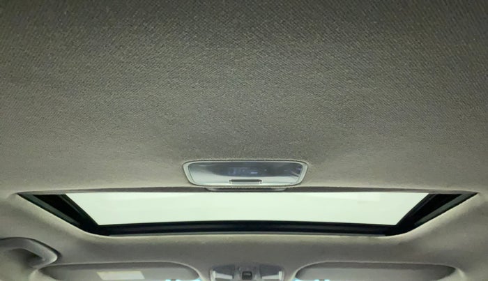 2016 Hyundai New Elantra 2.0 SX(O) AT PETROL, Petrol, Automatic, 1,21,498 km, Moonroof/ Sunroof