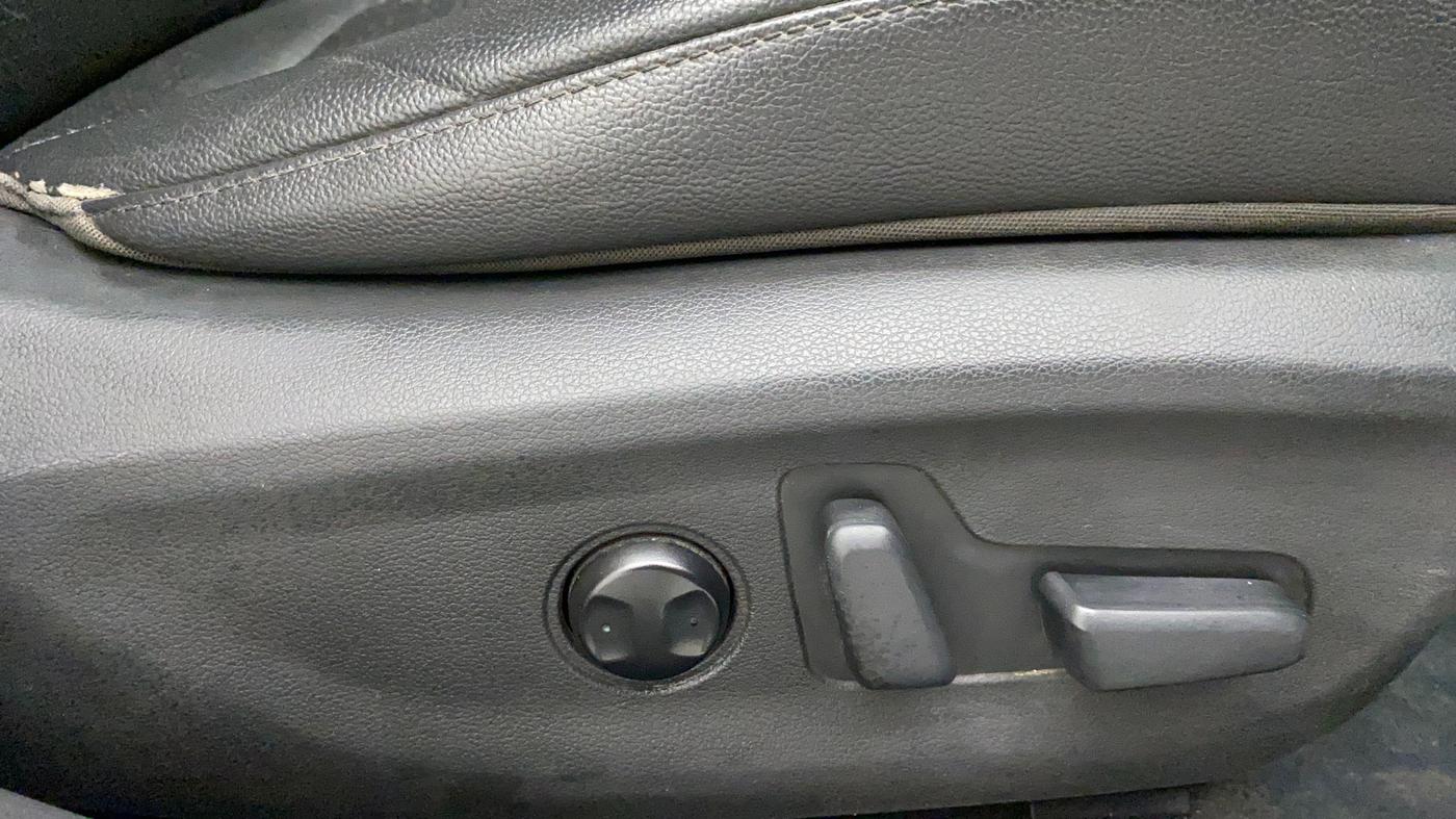 2016 Hyundai New Elantra 2.0 SX(O) AT PETROL, Petrol, Automatic, 1,21,498 km, Driver Side Adjustment Panel