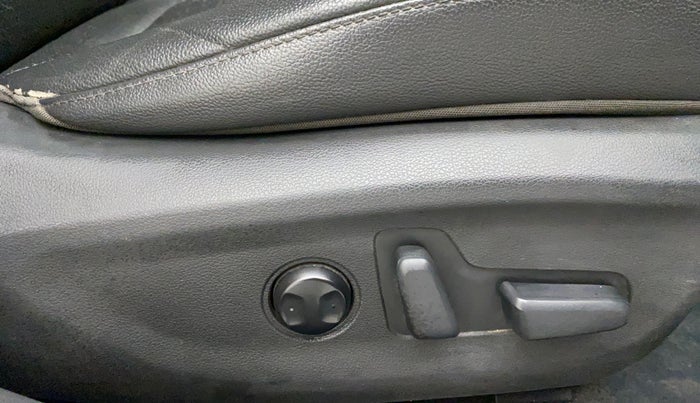 2016 Hyundai New Elantra 2.0 SX(O) AT PETROL, Petrol, Automatic, 1,21,498 km, Driver Side Adjustment Panel