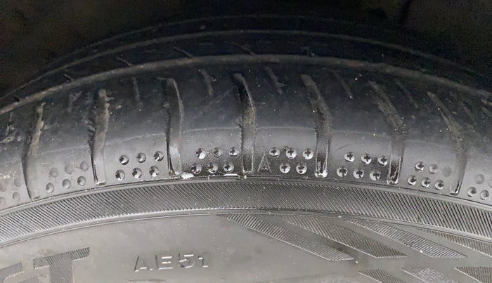 2016 Hyundai New Elantra 2.0 SX(O) AT PETROL, Petrol, Automatic, 1,21,498 km, Right Front Tyre Tread